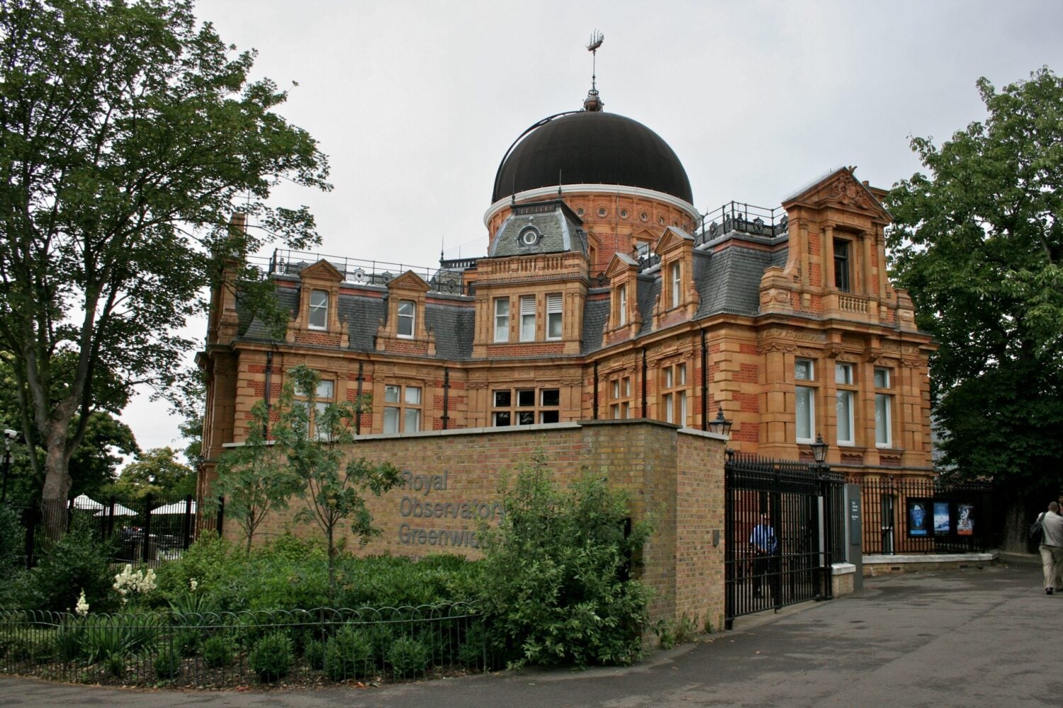 https://www.astronomy.com/uploads/2025/06/Royal_Observatory_Greenwich-scaled-e1749848518811.jpg