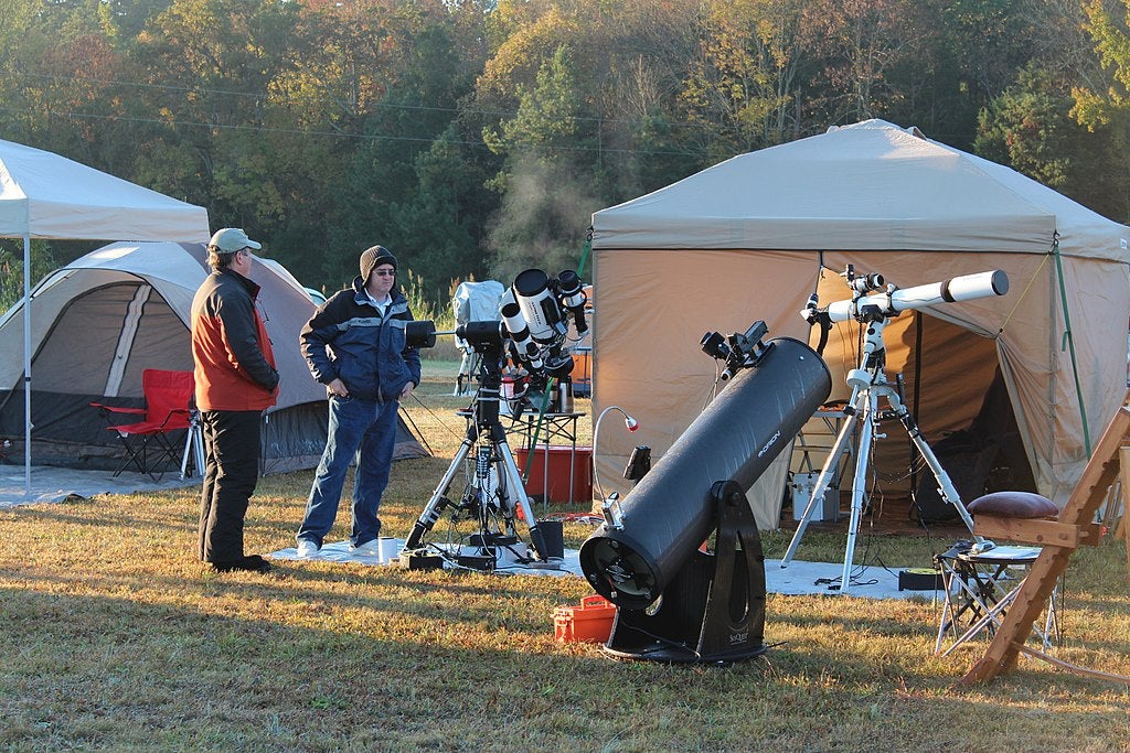 https://www.astronomy.com/uploads/2025/06/star-party.jpg