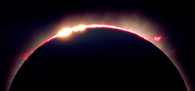 Baily's Beads highlight the final seconds before the Moon blocks the Sun's photosphere during a total solar eclipse. Credit: Fred Espenak.