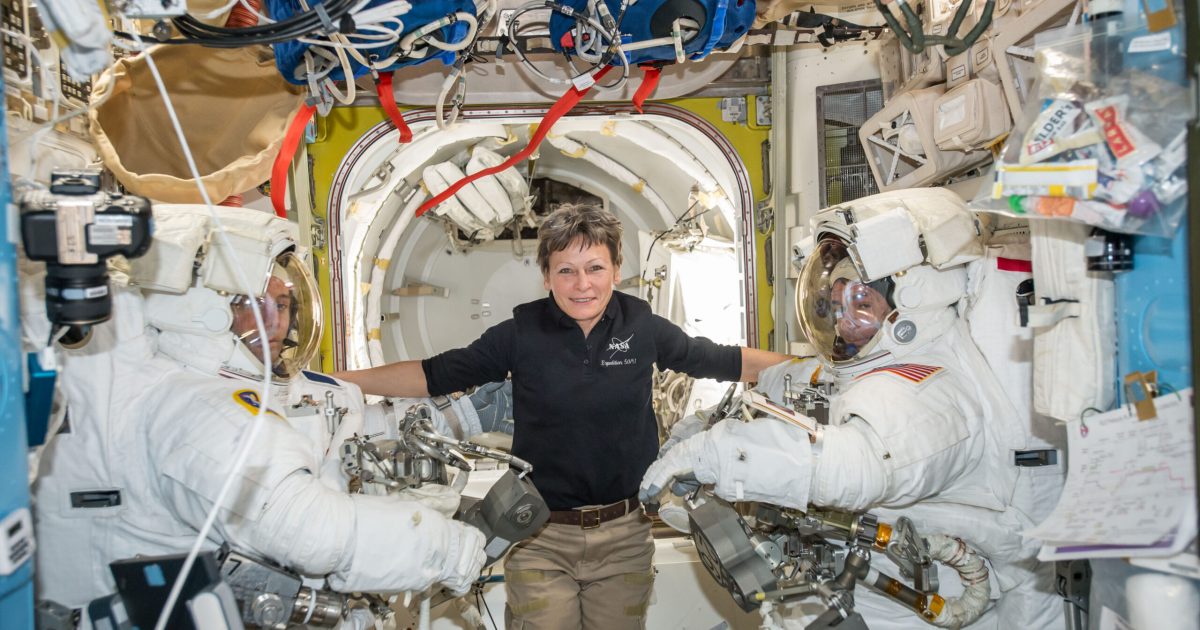 Peggy Whitson breaks an ISS record