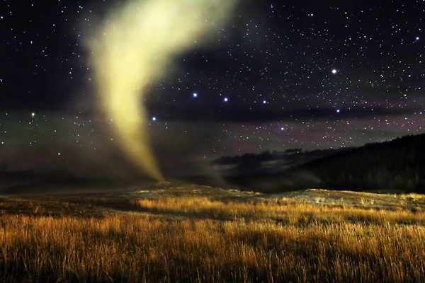 Big_Dipper_Ursa_Major_over_Old_Faithful_geyser_Yellowstone_National_Park_Wyoming_Astrophotography