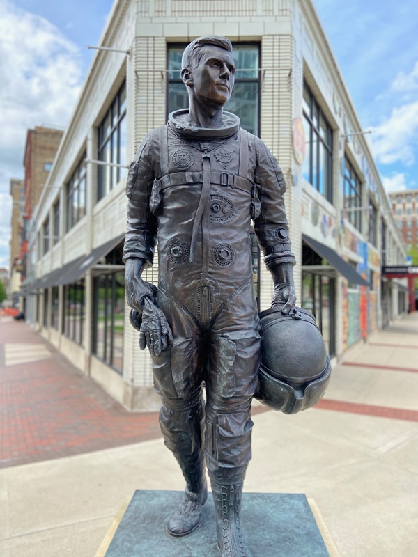 astronautRogerChaffeestatuebyMarniandScottVyn