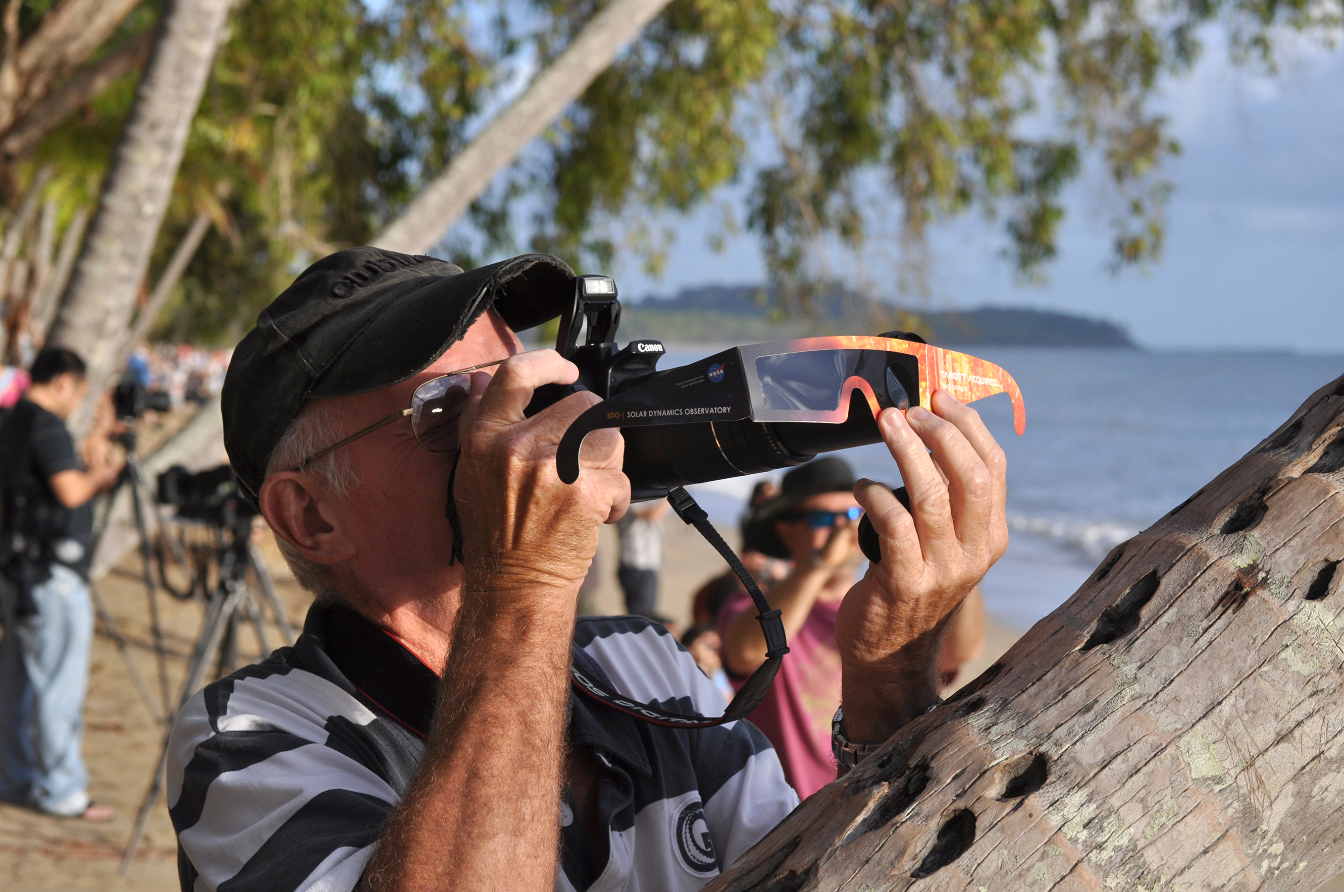 Do not use eclipse glasses as a replacement
for a solar filter when photographing totality.