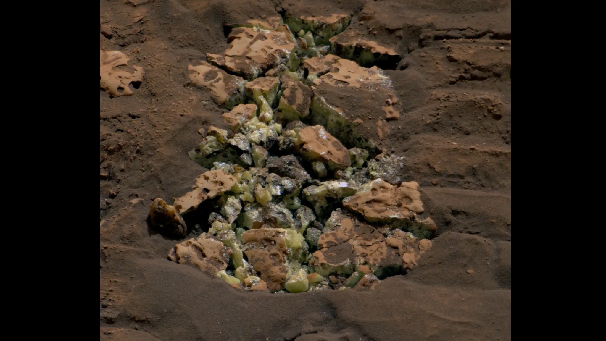A lucky break revealed a surprise inside a martian rock