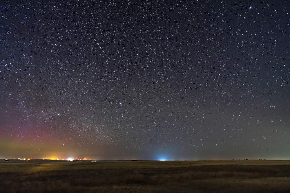 Lyrid meteors streak through the starry sky on April 22, 2023