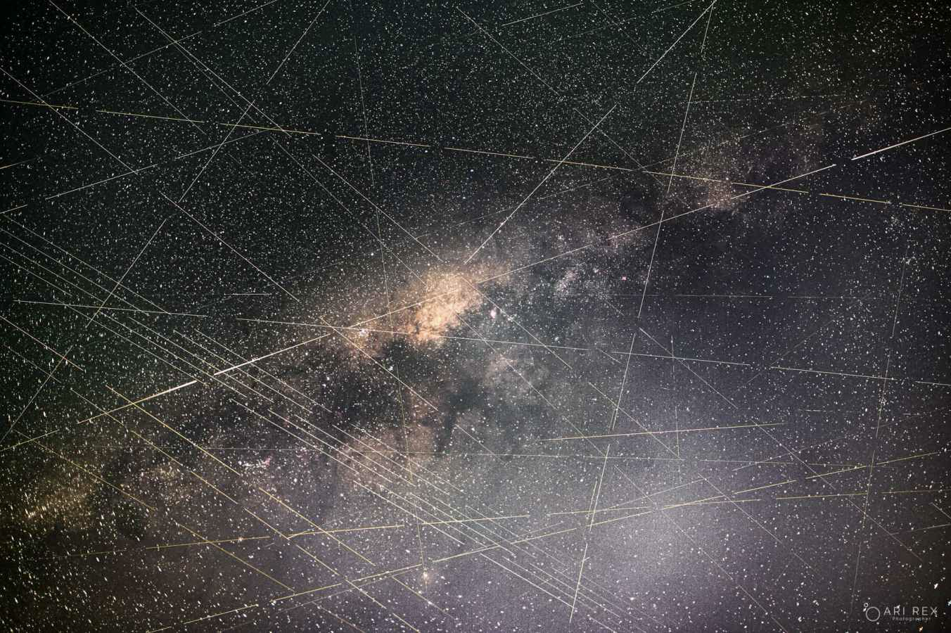 Starlink satellite streaks in an astrophoto