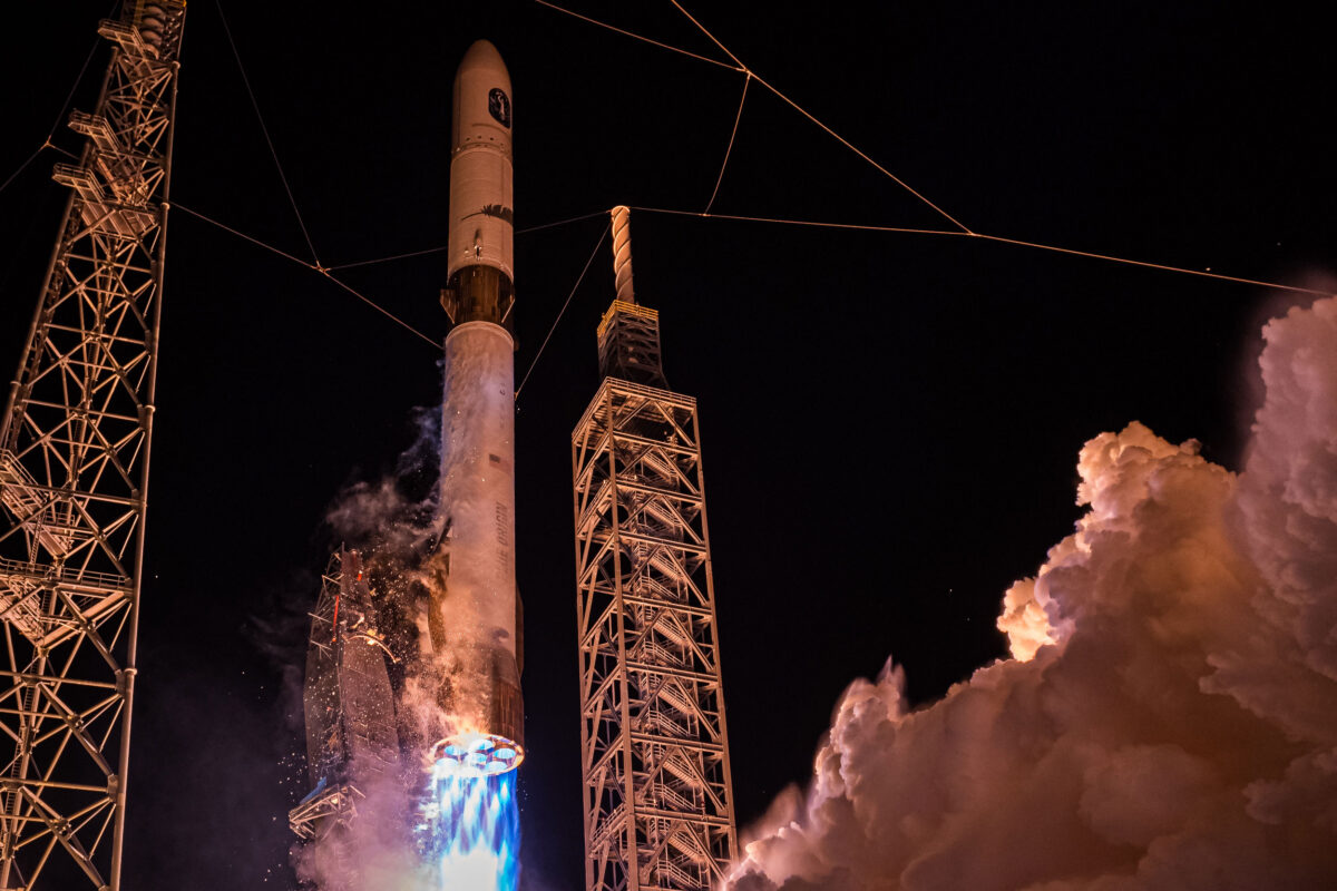 Blue Origin's New Glenn rocket lifts off