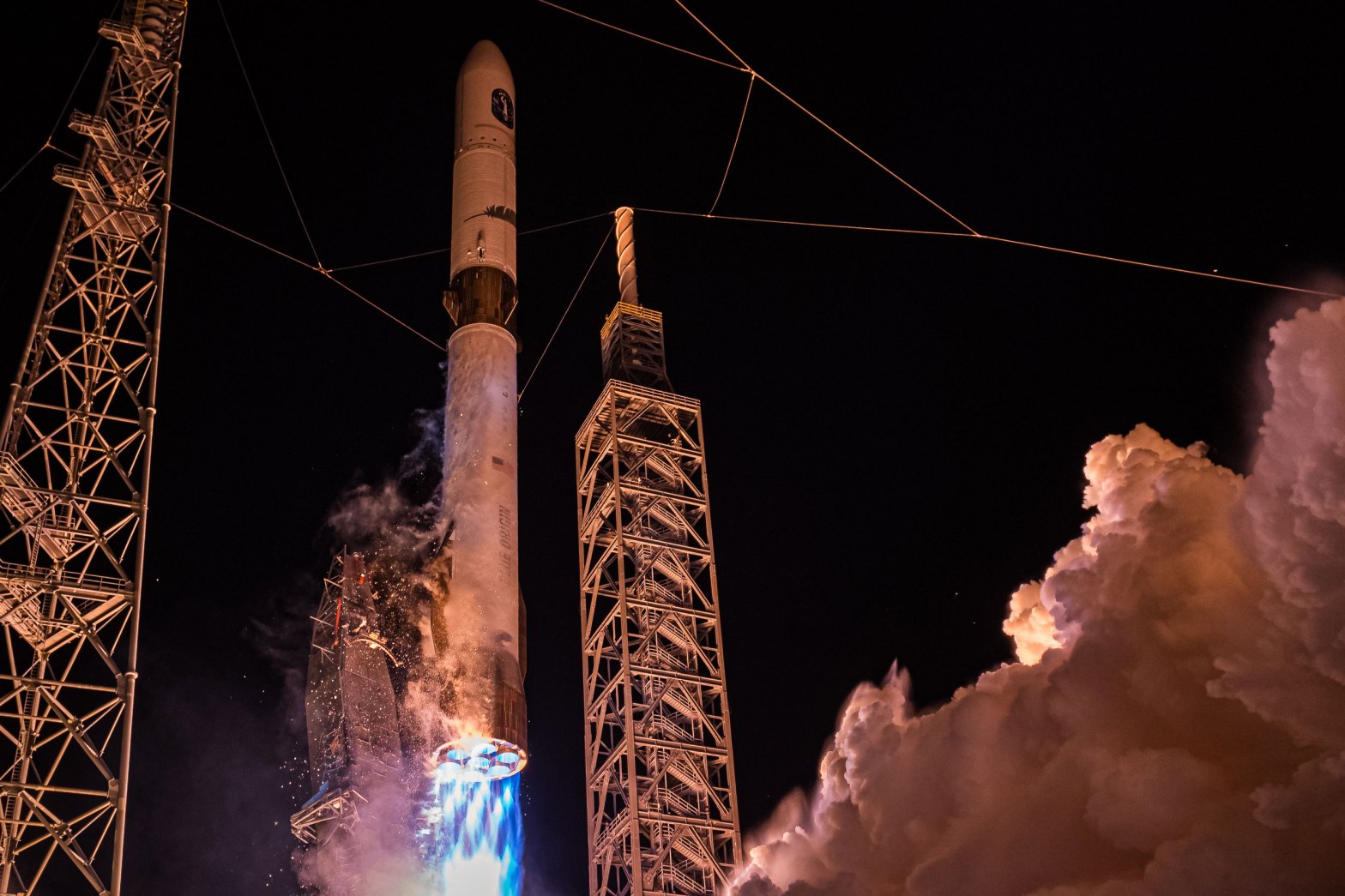 Blue Origin's New Glenn rocket lifts off
