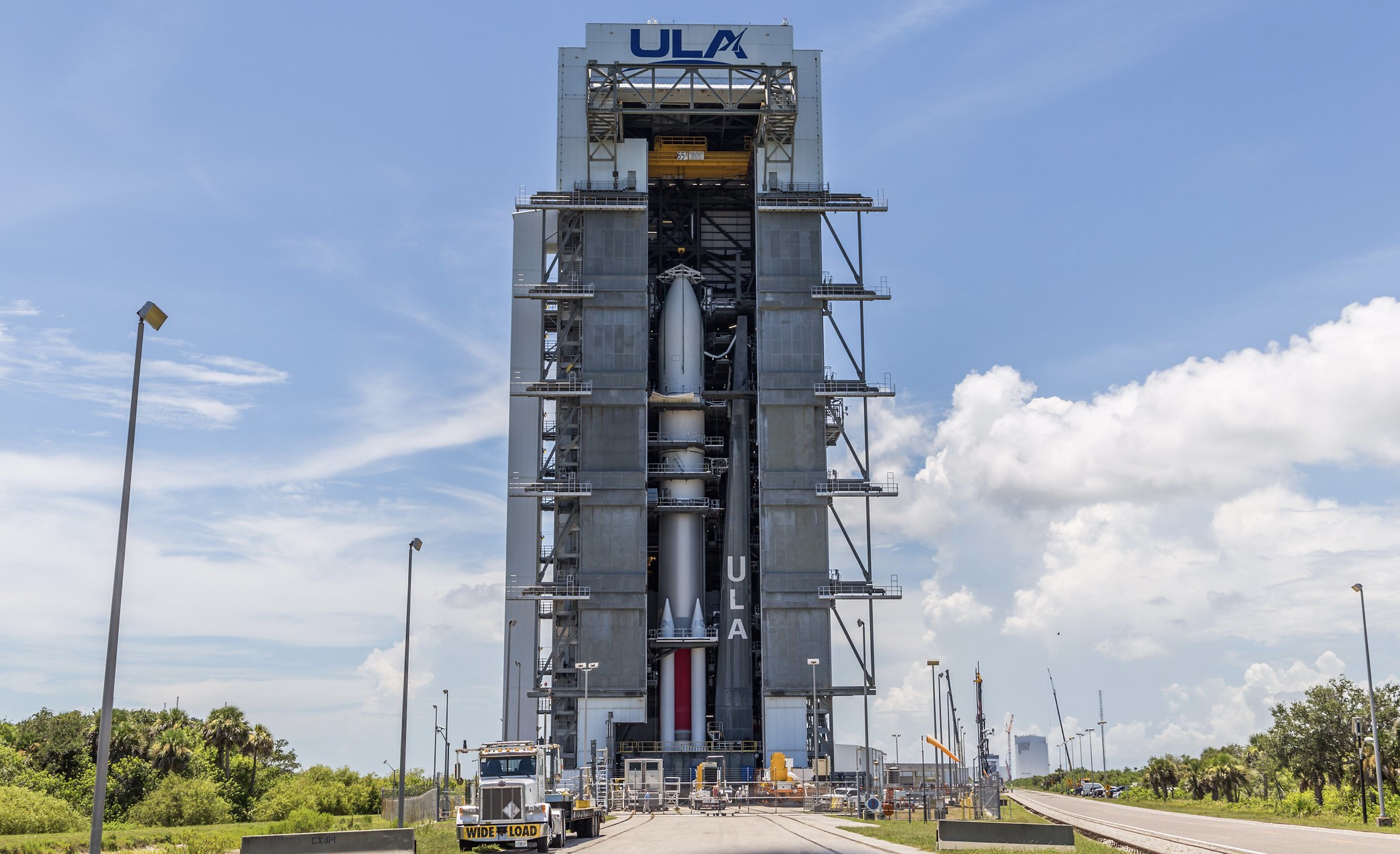 **訳例1：** ULA（ユナイテッド・ローンチ・アライアンス）のヴァルカンロケットが、歴史的な航法衛星を打ち上げます。 **訳例2：** ULAのヴァルカンが、画期的な航法衛星の打ち上げに挑みます。 **訳例3：** ユナイテッド・ローンチ・アライアンスのヴァルカンロケットが、歴史的な航法衛星の打ち上げを予定しています。 **ポイント:** * "ULA" は企業名なので、そのままカタカナ表記にしました。必要に応じて、正式名称である「ユナイテッド・ローンチ・アライアンス」を補足しても良いでしょう。 * "Vulcan" はロケットの名前なので、これもカタカナ表記にしました。 * "historic navigation satellite" は「歴史的な航法衛星」と訳しましたが、「画期的な航法衛星」や「記念すべき航法衛星」など、ニュアンスに合わせて変更可能です。 * 文末は、「打ち上げます」「打ち上げに挑みます」「打ち上げを予定しています」など、文脈に合わせて調整してください。