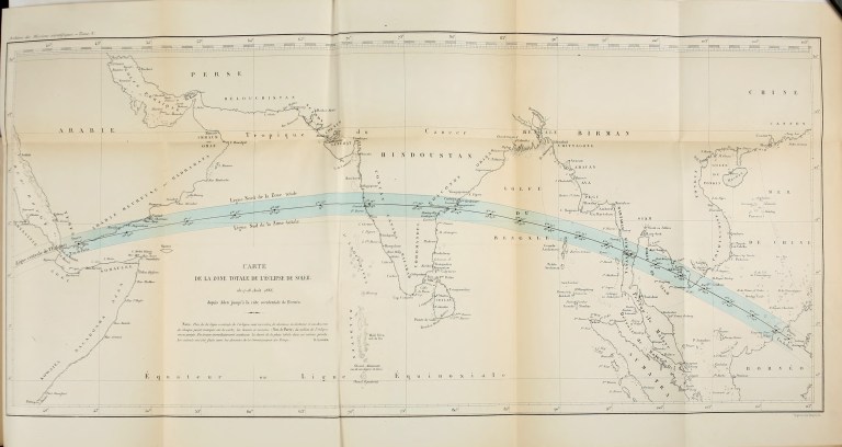 An vintage, wide black-and-white map depicts coastal regions from East Africa and the Arabian Peninsula across India and Southeast Asia on light beige paper. A light blue, curved band sweeps horizontally across the center, marking a path across the landmasses and bodies of water. The map is overlaid with French labels, grid lines, and black line drawings of geographical features, lit evenly across the page.