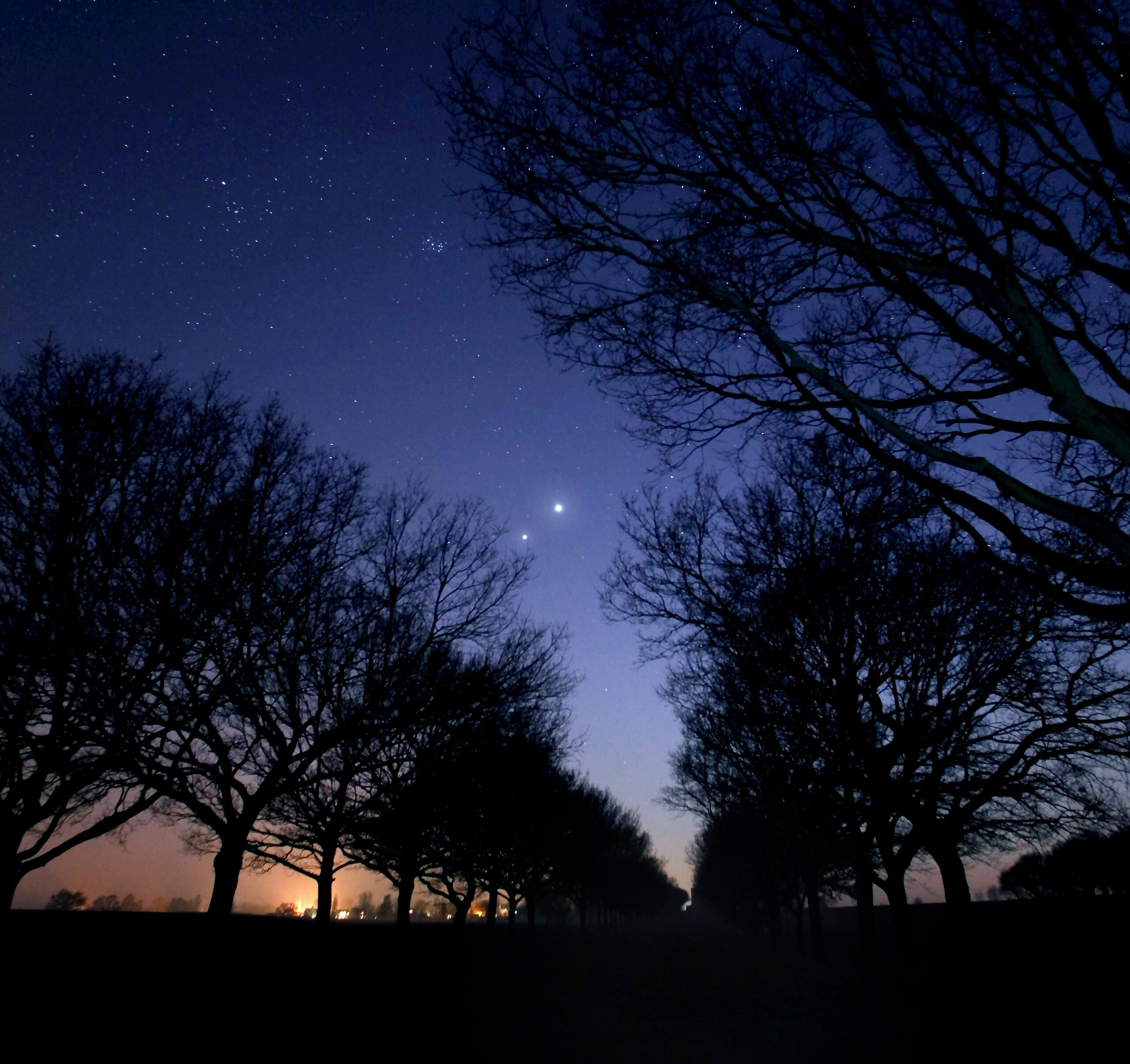 明け方の空で、金星と木星が踊るように輝く。