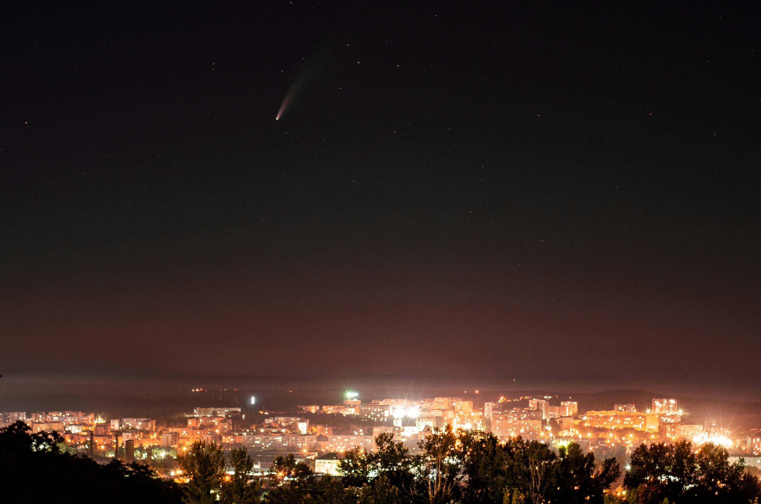 https://www.astronomy.com/wp-content/uploads/2025/11/comet-city-scaled.jpg