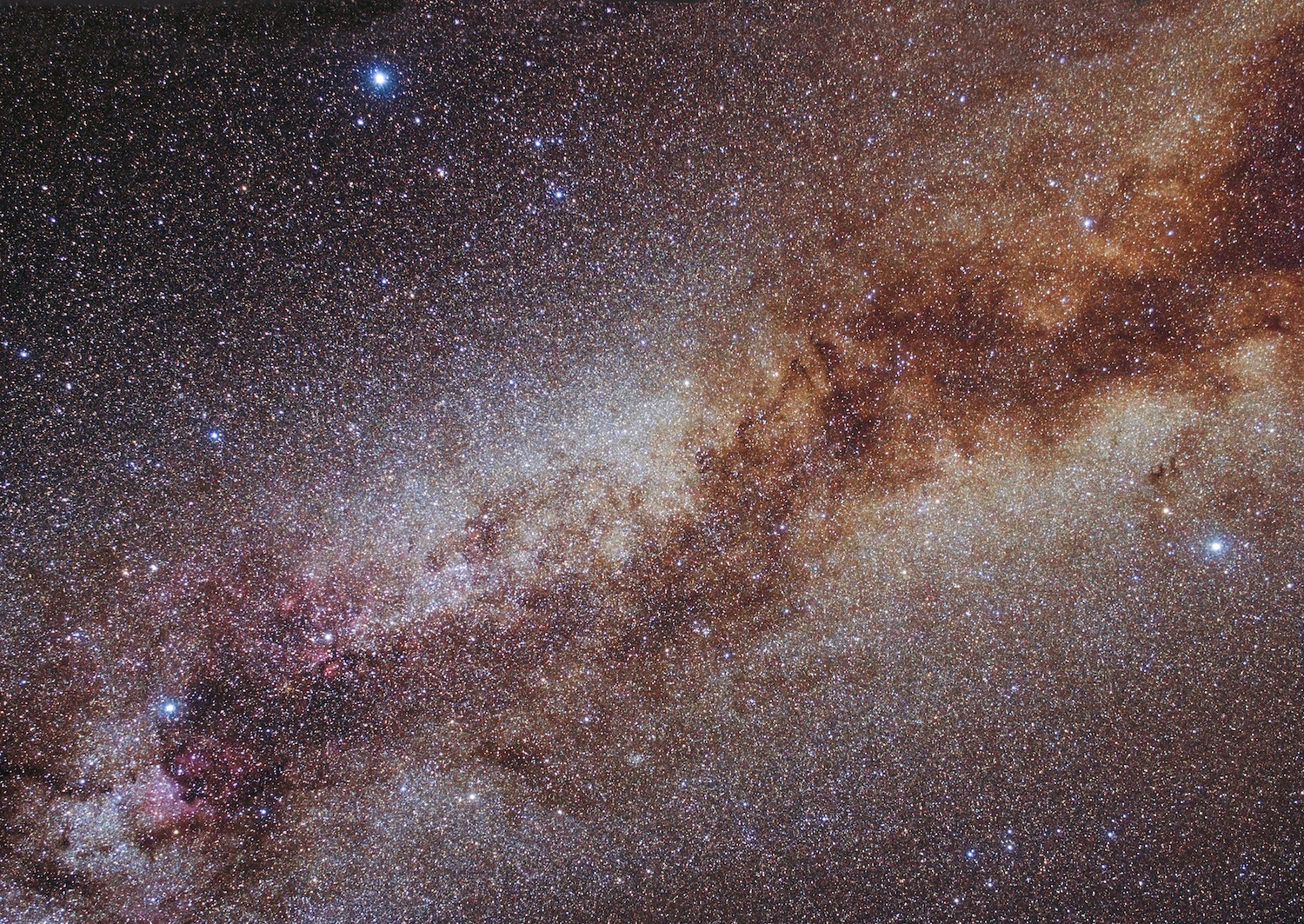 O Triângulo do Verão no céu noturno com as estrelas Vega, Deneb e Altair marcadas