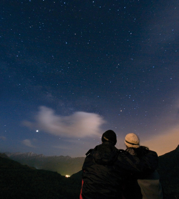 A couple enjoys watching the night sky. Credit: TWAN/Babak A. Tafreshi.