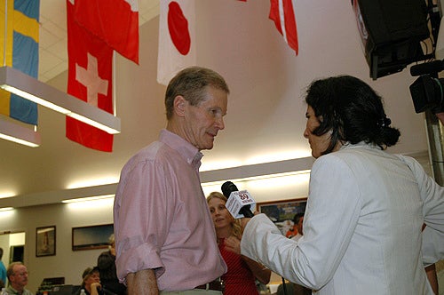 Bill Nelson takes questions at Discovery launch attempt