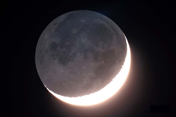 Earthshine on a thin crescent Moon