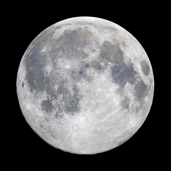 No matter how many Full Moons appear in any given timespan, its color will not actually change to blue. Credit: John Chumack.