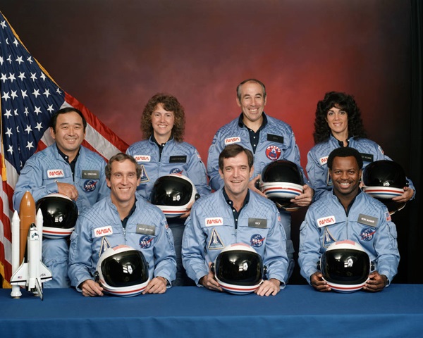 Challenger_STS_51L_crew_photo