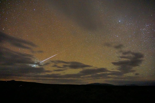 A Draconid meteor streaks over New Mexico