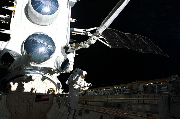 NASA_image_STS37051021_Jay_Apt_on_the_first_EVA_of_STS37_with_CGRO