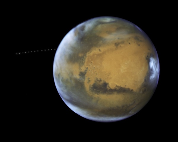 Phobos_orbiting_Mars