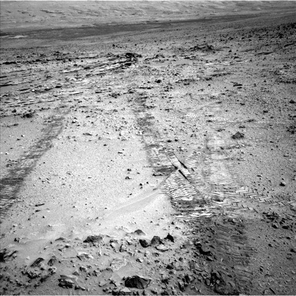 Rover Curiosity looks back