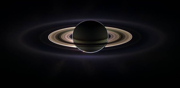 Saturn_eclipses_Sun