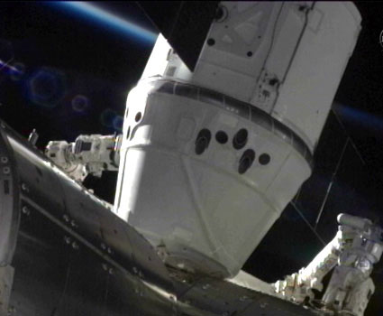 SpaceX-Dragon-berthed