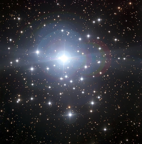 Tau Canis Majoris and surrounding star cluster