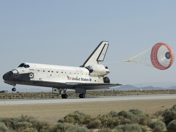 Space shuttle Atlantis lands after Hubble mission