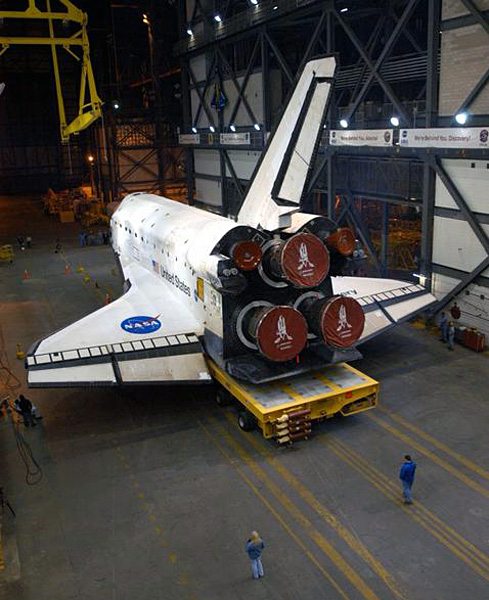 Discovery rolls to the VAB