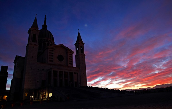 Venus (right) and Jupiter stood above the Basilica of Saint John Bosco in Castelnuovo Don Bosco.