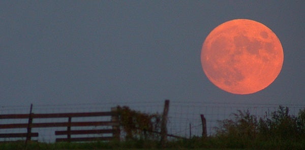 Supermoon: How an illusion makes the full Moon appear bigger than it really  is