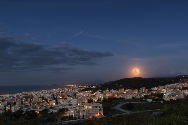 Full moon over Rethymno 