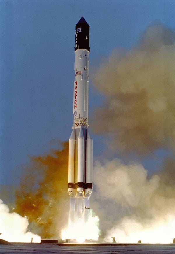 iss_zarya_launch_nov_20_1998_s9900883_1