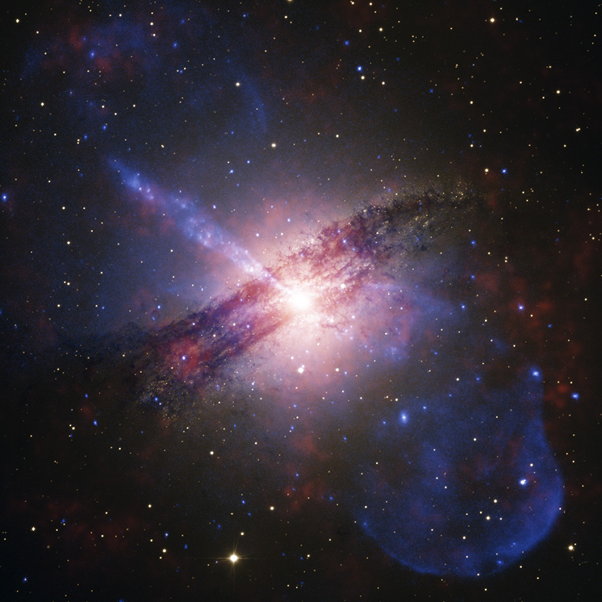 Centaurus A fue capturado con colorido detalle por un trío de telescopios