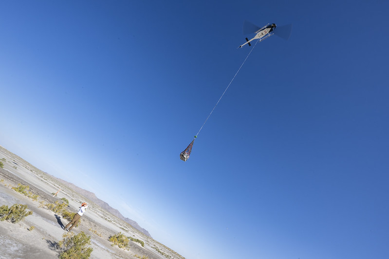 Helicopter transporting OSIRIS-REx sample