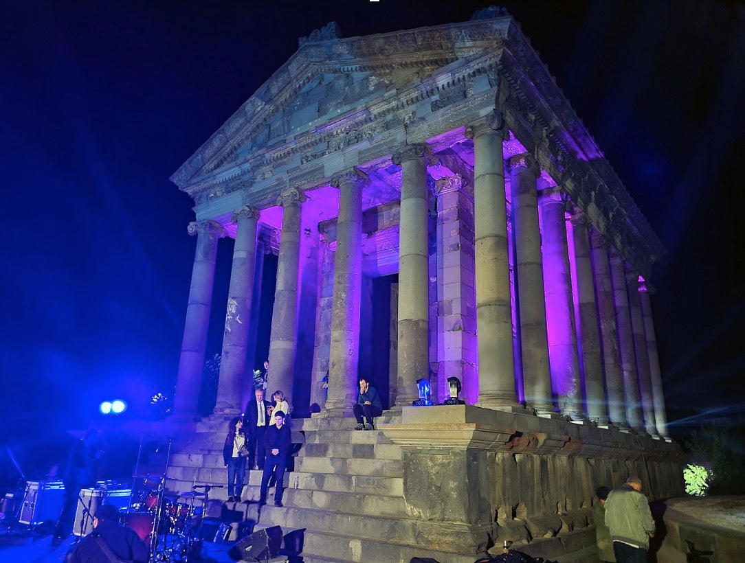 S pomocou a podporou Scotta Robertsa boli účastníci Starmus svedkami hviezdnej párty mimo Jerevanu v chráme Garni, 1 900 rokov starej grécko-rímskej štruktúre vo veľkolepom štýle.  Poďakovanie: David J.  Escher.