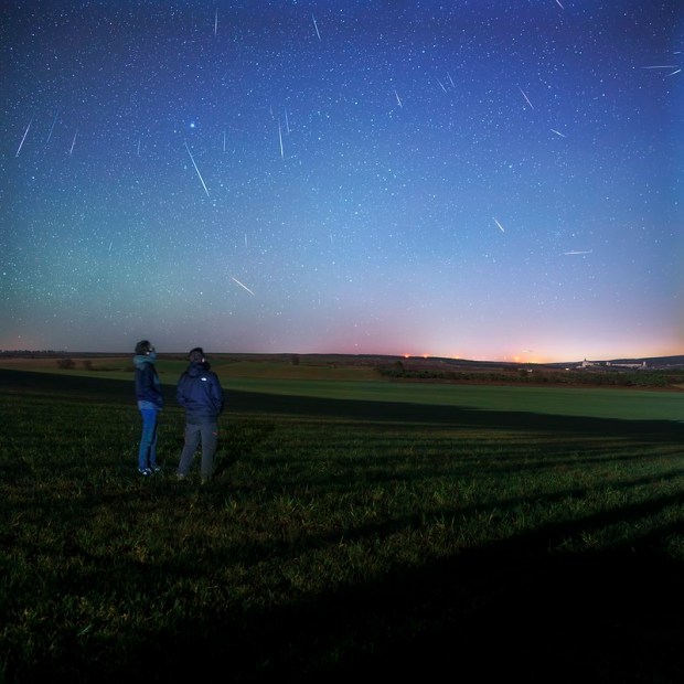 Quadrantid meteors rain down during the 2023 shower.