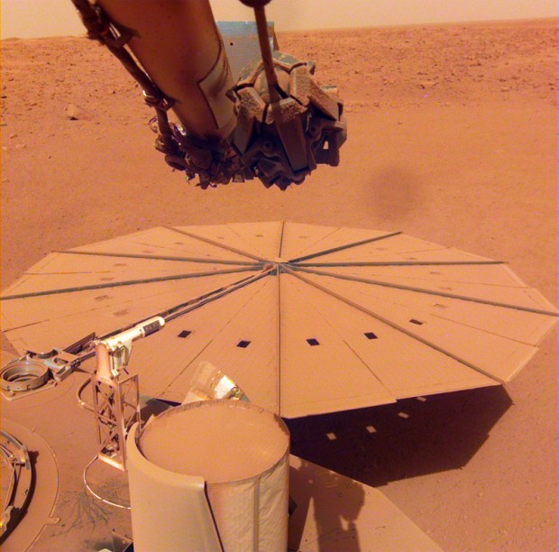 ¿Por qué no hay ningún dispositivo para limpiar paneles solares en los vehículos espaciales de Marte?