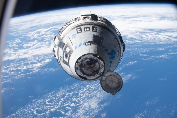 The Starliner approaches the International Space Station during a 2022 test flight. The orbiting lab was flying 268 miles above the south Pacific at the time of this photograph. Credit: NASA.